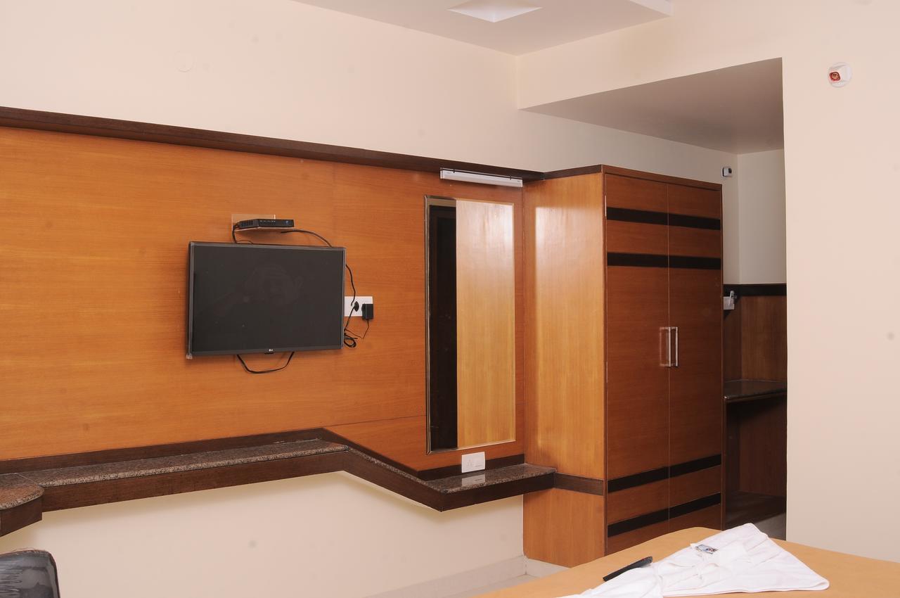 Hlv Grand Inn Bangalore Extérieur photo