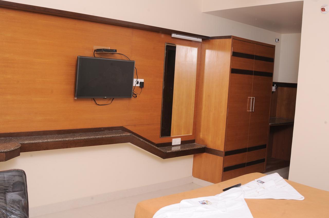 Hlv Grand Inn Bangalore Extérieur photo