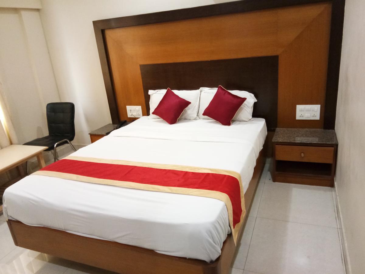 Hlv Grand Inn Bangalore Extérieur photo
